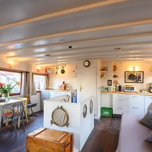 Botel Boatapartment Animathor On Location